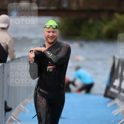 25.08.2024 - Elbe Triathlon Hamburg H.Heesch http://msf.ph/oto/6833952 25.08.2024 08:33:42 Schwimmen 33, 60, 61, 69 meine-sportfotos.de