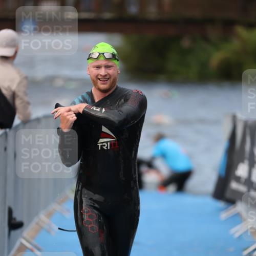 25.08.2024 - Elbe Triathlon Hamburg H.Heesch http://msf.ph/oto/6833960 25.08.2024 08:33:42 Schwimmen 33, 60, 61, 69 meine-sportfotos.de