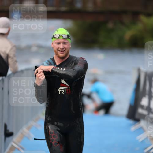 25.08.2024 - Elbe Triathlon Hamburg H.Heesch http://msf.ph/oto/6833963 25.08.2024 08:33:42 Schwimmen 33, 60, 61, 69 meine-sportfotos.de