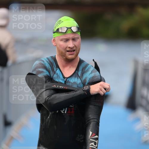 25.08.2024 - Elbe Triathlon Hamburg H.Heesch http://msf.ph/oto/6833966 25.08.2024 08:33:43 Schwimmen 33, 60, 61, 69 meine-sportfotos.de