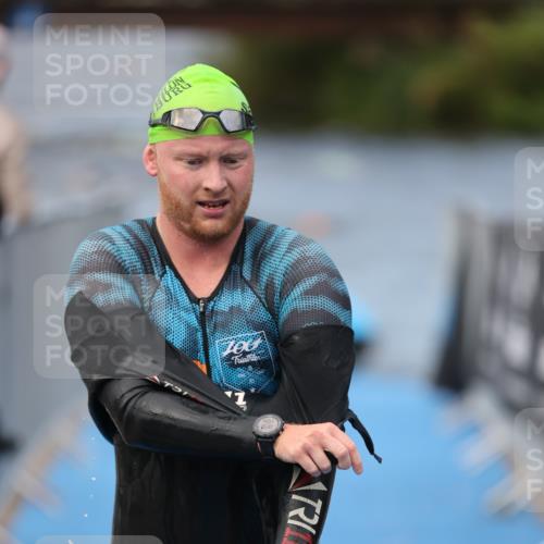 25.08.2024 - Elbe Triathlon Hamburg H.Heesch http://msf.ph/oto/6833979 25.08.2024 08:33:43 Schwimmen 33, 60, 61, 69 meine-sportfotos.de