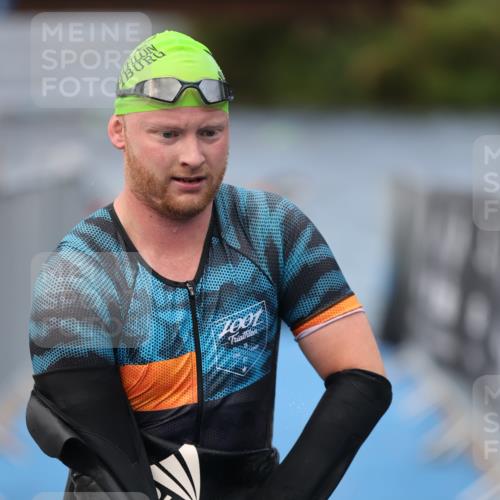 25.08.2024 - Elbe Triathlon Hamburg H.Heesch http://msf.ph/oto/6834007 25.08.2024 08:33:44 Schwimmen 33, 60, 61, 69 meine-sportfotos.de