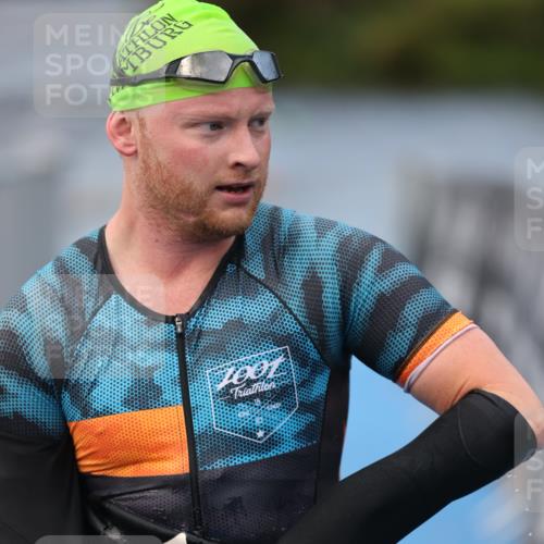 25.08.2024 - Elbe Triathlon Hamburg H.Heesch http://msf.ph/oto/6834031 25.08.2024 08:33:44 Schwimmen 33, 60, 61, 69 meine-sportfotos.de