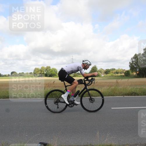 25.08.2024 - Elbe Triathlon Hamburg Fuchs,  Jonas http://msf.ph/oto/6834037 25.08.2024 10:03:27 Radfahren 323, 532, 488, 135 meine-sportfotos.de