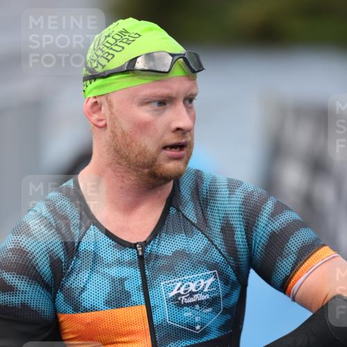 25.08.2024 - Elbe Triathlon Hamburg H.Heesch http://msf.ph/oto/6834041 25.08.2024 08:33:44 Schwimmen 33, 60, 61, 69 meine-sportfotos.de