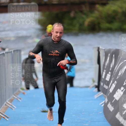 25.08.2024 - Elbe Triathlon Hamburg H.Heesch http://msf.ph/oto/6834045 25.08.2024 08:33:50 Schwimmen 33, 61, 69 meine-sportfotos.de