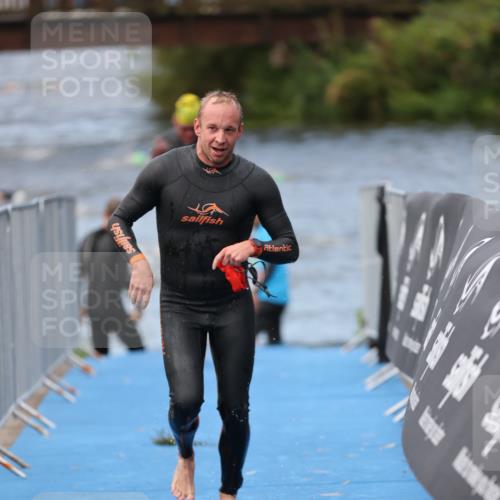 25.08.2024 - Elbe Triathlon Hamburg H.Heesch http://msf.ph/oto/6834047 25.08.2024 08:33:50 Schwimmen 33, 61, 69 meine-sportfotos.de