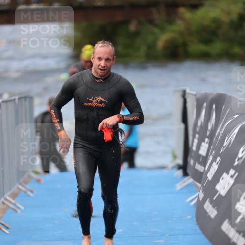 25.08.2024 - Elbe Triathlon Hamburg H.Heesch http://msf.ph/oto/6834052 25.08.2024 08:33:50 Schwimmen 33, 61, 69 meine-sportfotos.de