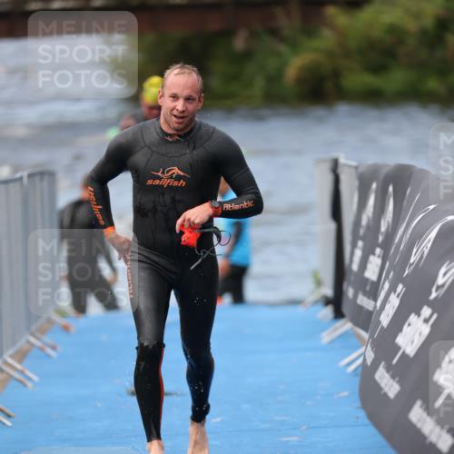 25.08.2024 - Elbe Triathlon Hamburg H.Heesch http://msf.ph/oto/6834056 25.08.2024 08:33:50 Schwimmen 33, 61, 69 meine-sportfotos.de