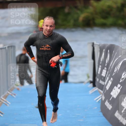 25.08.2024 - Elbe Triathlon Hamburg H.Heesch http://msf.ph/oto/6834061 25.08.2024 08:33:50 Schwimmen 33, 61, 69 meine-sportfotos.de