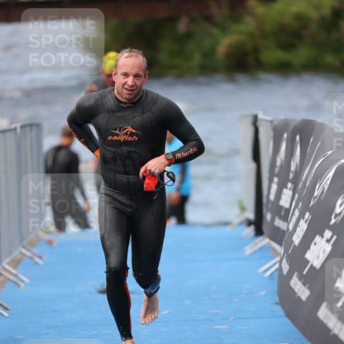 25.08.2024 - Elbe Triathlon Hamburg H.Heesch http://msf.ph/oto/6834068 25.08.2024 08:33:50 Schwimmen 33, 61, 69 meine-sportfotos.de