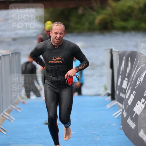 25.08.2024 - Elbe Triathlon Hamburg H.Heesch http://msf.ph/oto/6834073 25.08.2024 08:33:50 Schwimmen 33, 61, 69 meine-sportfotos.de