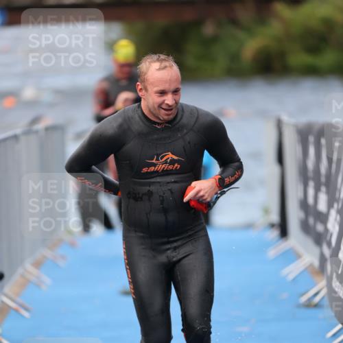 25.08.2024 - Elbe Triathlon Hamburg H.Heesch http://msf.ph/oto/6834078 25.08.2024 08:33:51 Schwimmen 33, 61, 69 meine-sportfotos.de