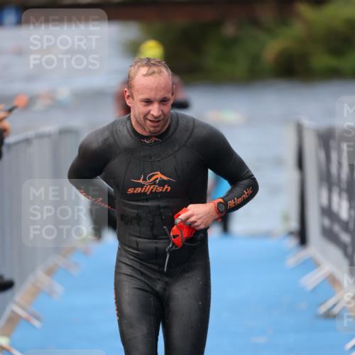 25.08.2024 - Elbe Triathlon Hamburg H.Heesch http://msf.ph/oto/6834104 25.08.2024 08:33:51 Schwimmen 33, 61, 69 meine-sportfotos.de