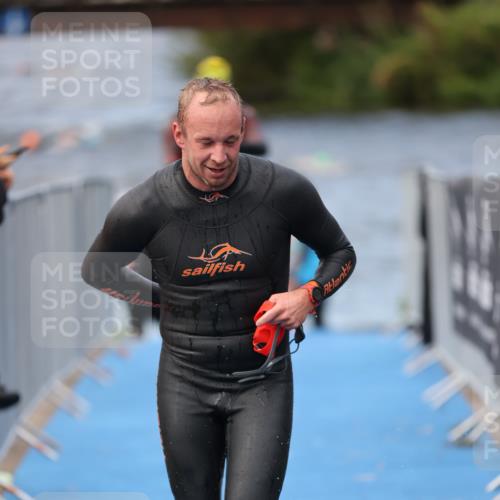 25.08.2024 - Elbe Triathlon Hamburg H.Heesch http://msf.ph/oto/6834109 25.08.2024 08:33:51 Schwimmen 33, 61, 69 meine-sportfotos.de