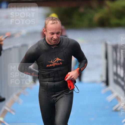 25.08.2024 - Elbe Triathlon Hamburg H.Heesch http://msf.ph/oto/6834111 25.08.2024 08:33:51 Schwimmen 33, 61, 69 meine-sportfotos.de