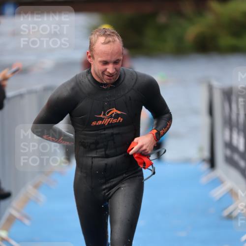 25.08.2024 - Elbe Triathlon Hamburg H.Heesch http://msf.ph/oto/6834115 25.08.2024 08:33:51 Schwimmen 33, 61, 69 meine-sportfotos.de