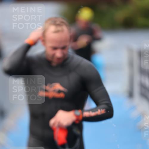 25.08.2024 - Elbe Triathlon Hamburg H.Heesch http://msf.ph/oto/6834166 25.08.2024 08:33:52 Schwimmen 33, 61, 64, 69, 86 meine-sportfotos.de
