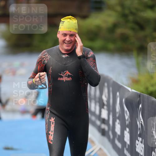 25.08.2024 - Elbe Triathlon Hamburg H.Heesch http://msf.ph/oto/6834203 25.08.2024 08:33:55 Schwimmen 33, 61, 64, 69, 86 meine-sportfotos.de