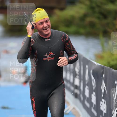 25.08.2024 - Elbe Triathlon Hamburg H.Heesch http://msf.ph/oto/6834236 25.08.2024 08:33:55 Schwimmen 33, 61, 64, 69, 86 meine-sportfotos.de