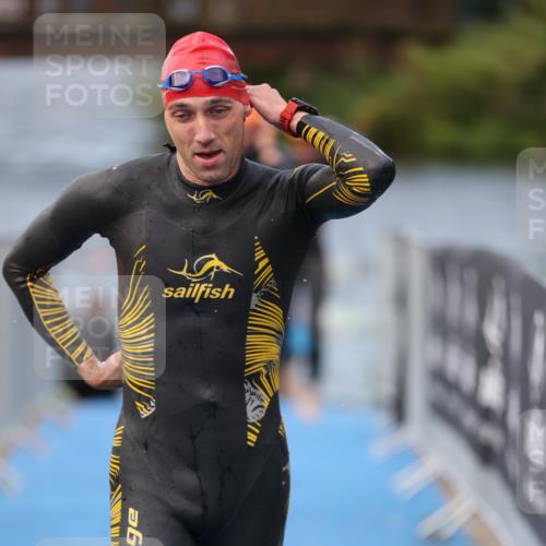 25.08.2024 - Elbe Triathlon Hamburg H.Heesch http://msf.ph/oto/6834519 25.08.2024 08:34:11 Schwimmen 35, 52, 55, 58, 64, 83, 86 meine-sportfotos.de
