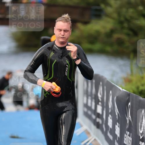 25.08.2024 - Elbe Triathlon Hamburg H.Heesch http://msf.ph/oto/6834616 25.08.2024 08:34:14 Schwimmen 35, 52, 55, 58, 64, 83, 86, 97 meine-sportfotos.de