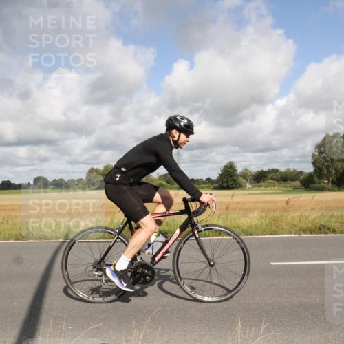 25.08.2024 - Elbe Triathlon Hamburg Fuchs,  Jonas http://msf.ph/oto/6834917 25.08.2024 10:14:47 Radfahren 525, 1850, 300, 486, 417 meine-sportfotos.de