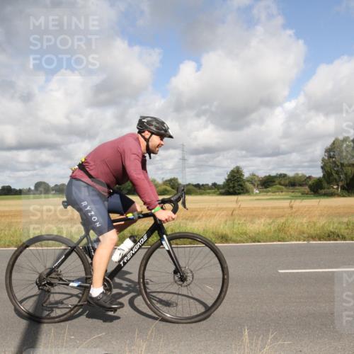 25.08.2024 - Elbe Triathlon Hamburg Fuchs,  Jonas http://msf.ph/oto/6834921 25.08.2024 10:14:48 Radfahren 525, 1850, 300, 486, 417 meine-sportfotos.de