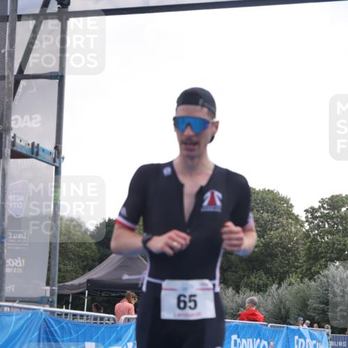 25.08.2024 - Elbe Triathlon Hamburg H.Heesch http://msf.ph/oto/6835255 25.08.2024 10:09:01 Ziel 65 meine-sportfotos.de