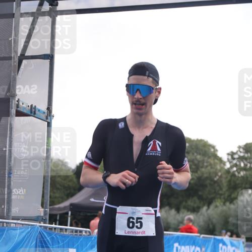 25.08.2024 - Elbe Triathlon Hamburg H.Heesch http://msf.ph/oto/6835258 25.08.2024 10:09:01 Ziel 65 meine-sportfotos.de