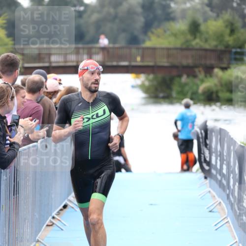25.08.2024 - Elbe Triathlon Hamburg H.Heesch http://msf.ph/oto/6835264 25.08.2024 14:03:44 Schwimmen 16 meine-sportfotos.de