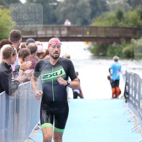 25.08.2024 - Elbe Triathlon Hamburg H.Heesch http://msf.ph/oto/6835289 25.08.2024 14:03:45 Schwimmen 16 meine-sportfotos.de