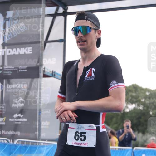 25.08.2024 - Elbe Triathlon Hamburg H.Heesch http://msf.ph/oto/6835293 25.08.2024 10:09:02 Ziel 65 meine-sportfotos.de