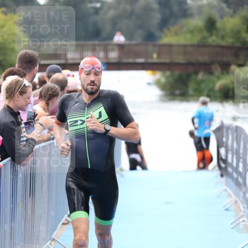25.08.2024 - Elbe Triathlon Hamburg H.Heesch http://msf.ph/oto/6835299 25.08.2024 14:03:45 Schwimmen 16 meine-sportfotos.de