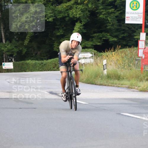 25.08.2024 - Elbe Triathlon Hamburg Fuchs,  Jonas http://msf.ph/oto/6835345 25.08.2024 08:41:46 Radfahren 105 meine-sportfotos.de