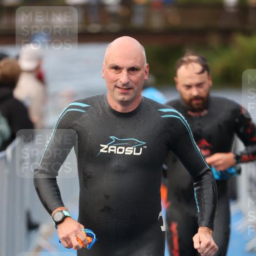 25.08.2024 - Elbe Triathlon Hamburg H.Heesch http://msf.ph/oto/6835549 25.08.2024 08:34:48 Schwimmen 48, 70, 84, 93, 94 meine-sportfotos.de