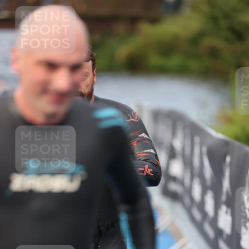 25.08.2024 - Elbe Triathlon Hamburg H.Heesch http://msf.ph/oto/6835599 25.08.2024 08:34:49 Schwimmen 48, 70, 84, 93, 94 meine-sportfotos.de