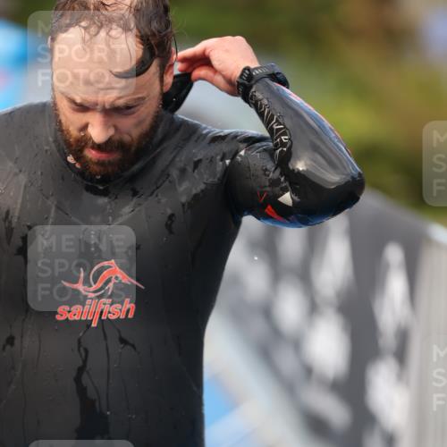 25.08.2024 - Elbe Triathlon Hamburg H.Heesch http://msf.ph/oto/6835640 25.08.2024 08:34:50 Schwimmen 48, 70, 84, 93, 94 meine-sportfotos.de