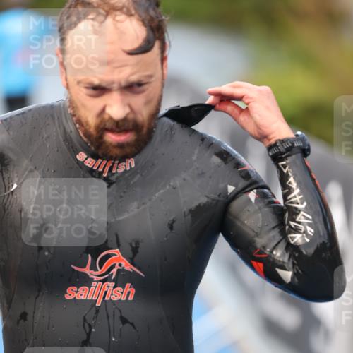 25.08.2024 - Elbe Triathlon Hamburg H.Heesch http://msf.ph/oto/6835659 25.08.2024 08:34:51 Schwimmen 48, 70, 84, 93, 94 meine-sportfotos.de