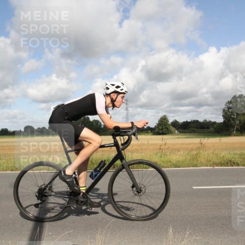 25.08.2024 - Elbe Triathlon Hamburg Fuchs,  Jonas http://msf.ph/oto/6835697 25.08.2024 10:22:03 Radfahren 588, 593, 460, 570, 633, 559, 517 meine-sportfotos.de