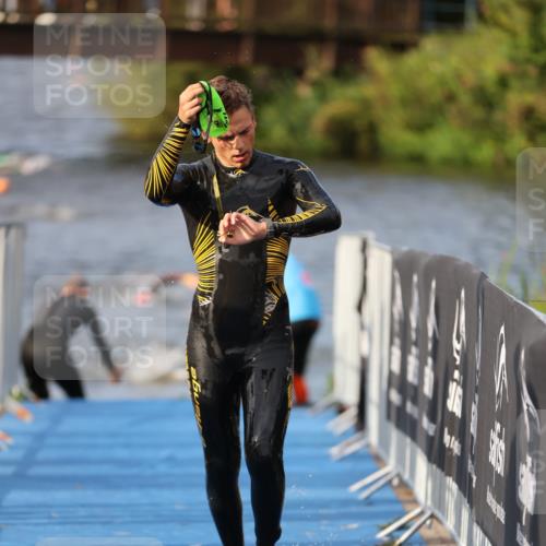 25.08.2024 - Elbe Triathlon Hamburg H.Heesch http://msf.ph/oto/6835719 25.08.2024 08:35:18 Schwimmen 41, 59, 74 meine-sportfotos.de