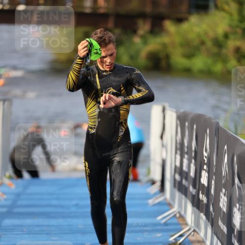 25.08.2024 - Elbe Triathlon Hamburg H.Heesch http://msf.ph/oto/6835726 25.08.2024 08:35:18 Schwimmen 41, 59, 74 meine-sportfotos.de