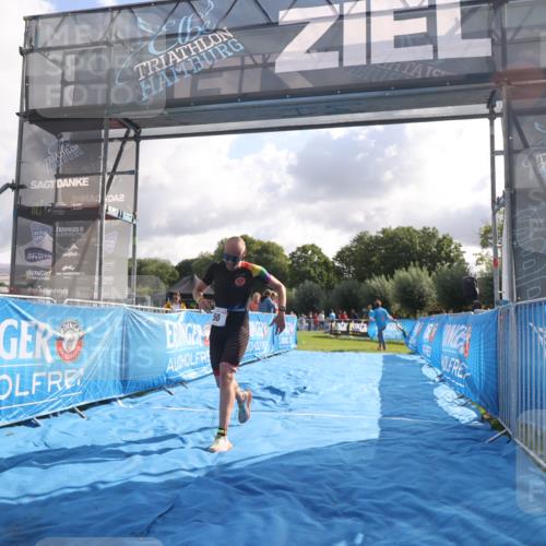 25.08.2024 - Elbe Triathlon Hamburg H.Heesch http://msf.ph/oto/6835731 25.08.2024 10:13:12 Ziel 50 meine-sportfotos.de