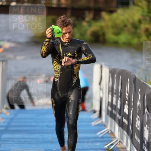 25.08.2024 - Elbe Triathlon Hamburg H.Heesch http://msf.ph/oto/6835732 25.08.2024 08:35:18 Schwimmen 41, 59, 74 meine-sportfotos.de