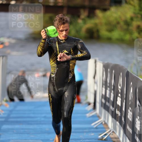 25.08.2024 - Elbe Triathlon Hamburg H.Heesch http://msf.ph/oto/6835740 25.08.2024 08:35:18 Schwimmen 41, 59, 74 meine-sportfotos.de