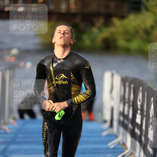 25.08.2024 - Elbe Triathlon Hamburg H.Heesch http://msf.ph/oto/6835769 25.08.2024 08:35:19 Schwimmen 41, 59, 74 meine-sportfotos.de