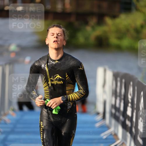 25.08.2024 - Elbe Triathlon Hamburg H.Heesch http://msf.ph/oto/6835784 25.08.2024 08:35:19 Schwimmen 41, 59, 74 meine-sportfotos.de