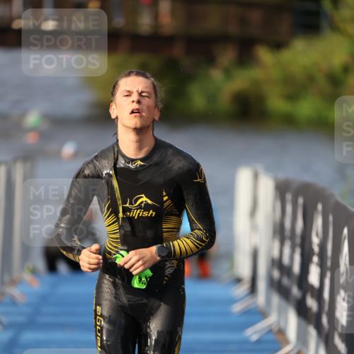 25.08.2024 - Elbe Triathlon Hamburg H.Heesch http://msf.ph/oto/6835789 25.08.2024 08:35:19 Schwimmen 41, 59, 74 meine-sportfotos.de