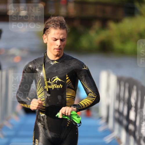 25.08.2024 - Elbe Triathlon Hamburg H.Heesch http://msf.ph/oto/6835807 25.08.2024 08:35:19 Schwimmen 41, 59, 74 meine-sportfotos.de
