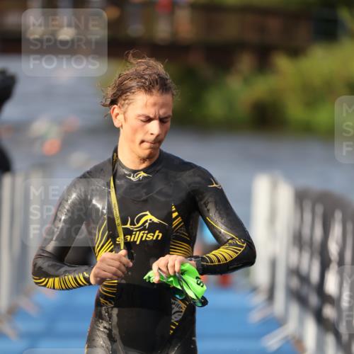 25.08.2024 - Elbe Triathlon Hamburg H.Heesch http://msf.ph/oto/6835814 25.08.2024 08:35:19 Schwimmen 41, 59, 74 meine-sportfotos.de